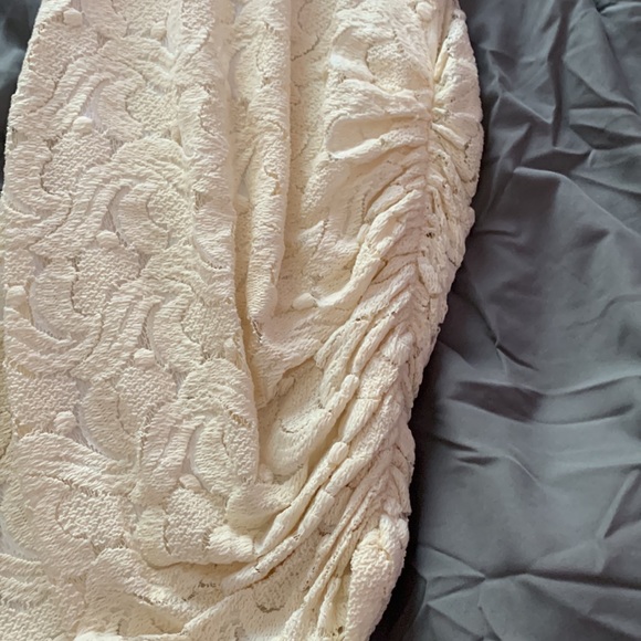 Off-White Lace Form Fitting Midi Dress Size 6 - Picture 5 of 7